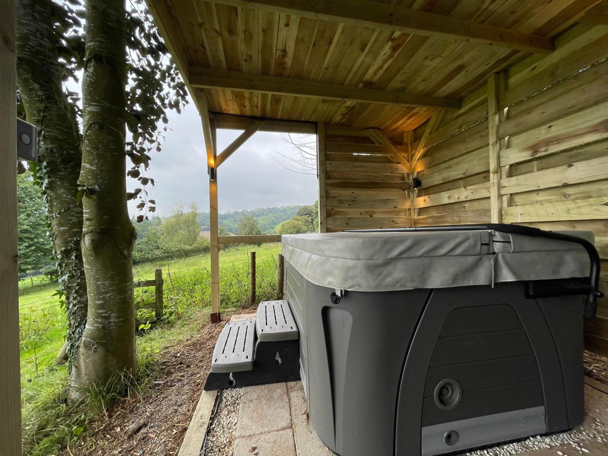 Upper Gelli Luxury Holiday Lodge, Converted Dairy & Cosy Shepherds Huts Welshpool Exterior foto